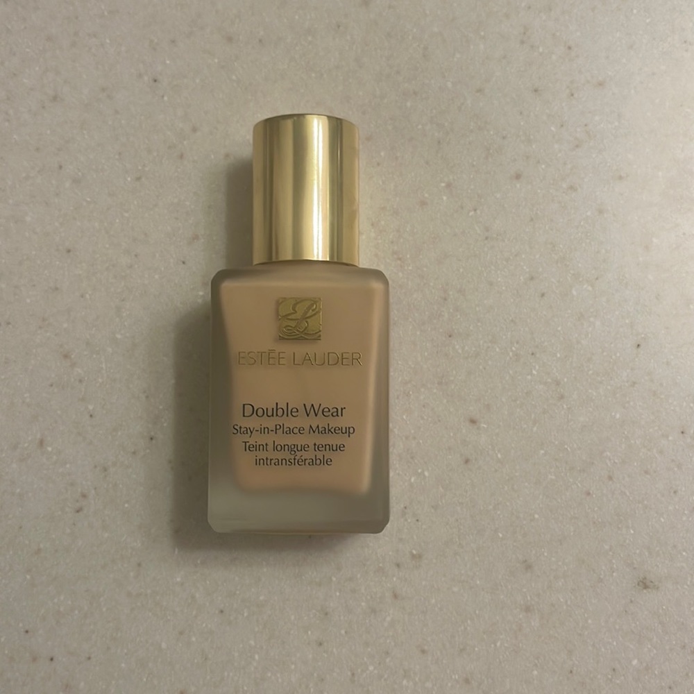 Estée Lauder Double Wear porcelain